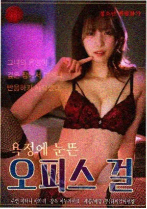 两位阿姨沿江边散步